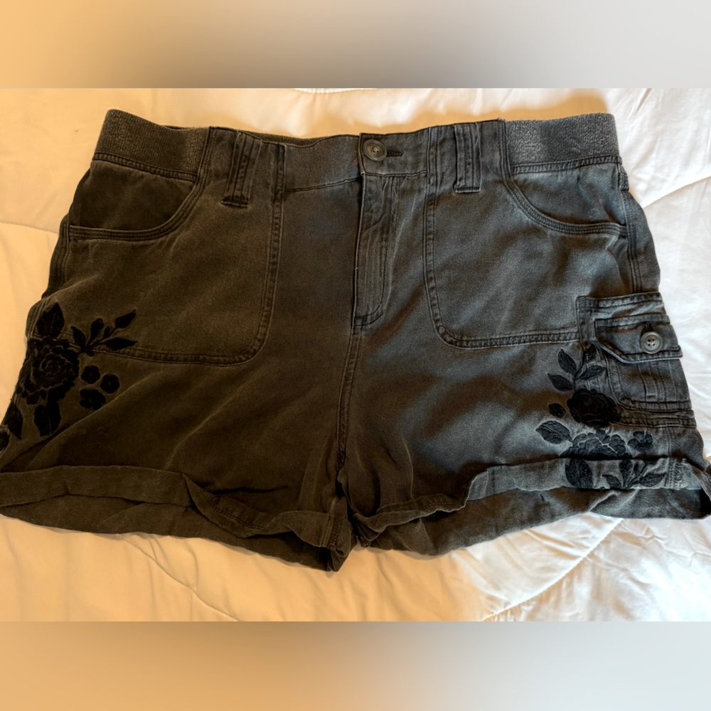 Black Shorts with Embroidering